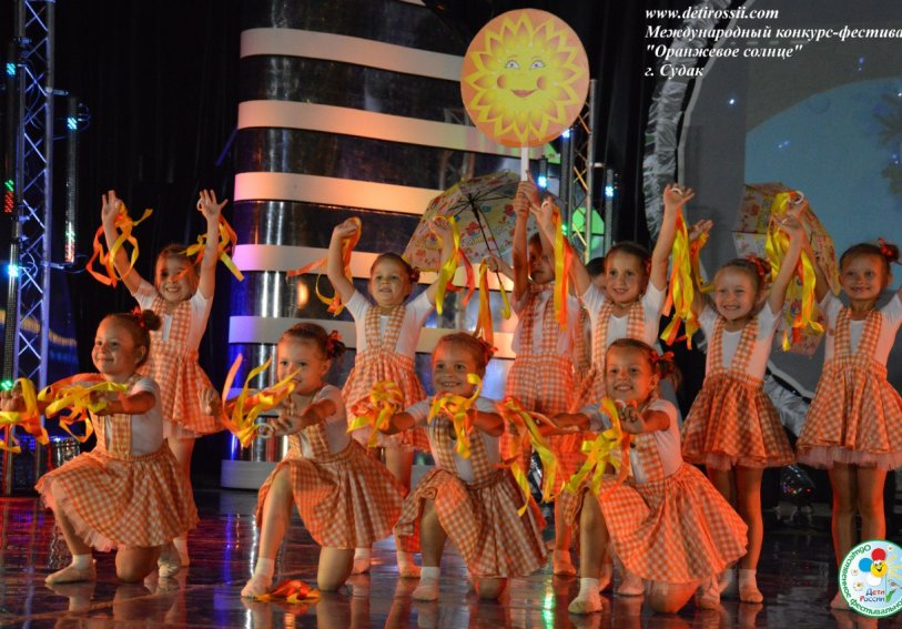 Оранжевые песни детская слушать. Танцевальные костюмы в оранжевом цвете. Оранжевое солнце танец. Костюм оранжевое солнце. Костюм оранжевое солнце танцы.